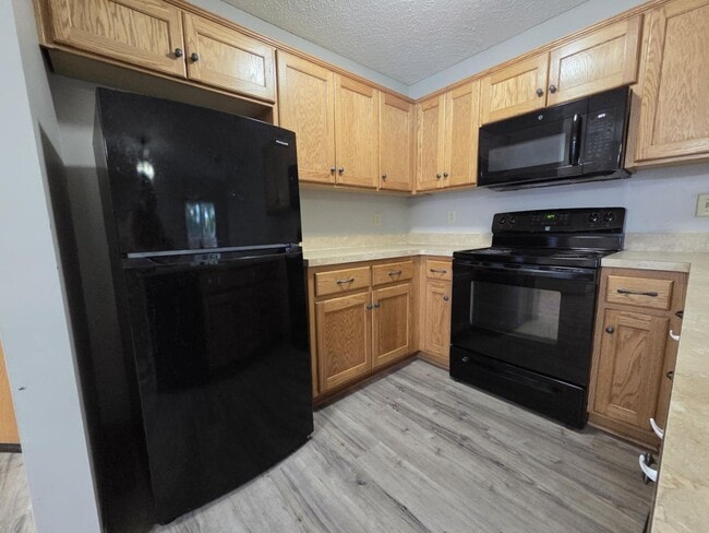 Building Photo - Spacious Town House for Rent