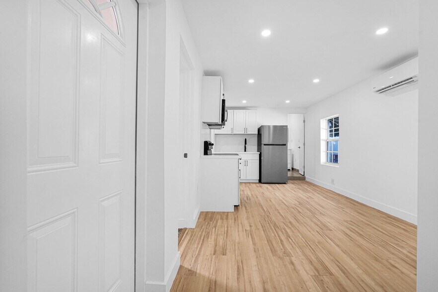 Building Photo - 2419 Coolidge St