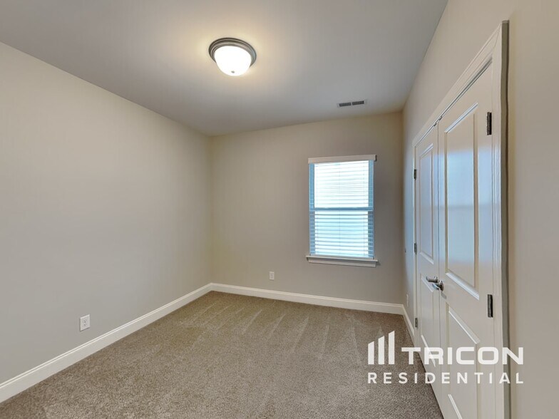 Building Photo - 131 Dimaggio Dr