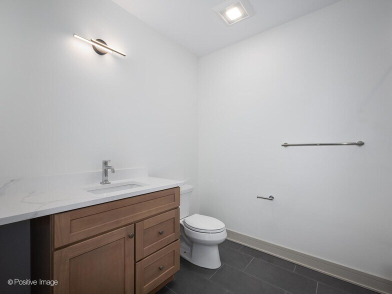 Building Photo - 3202 N Racine Ave