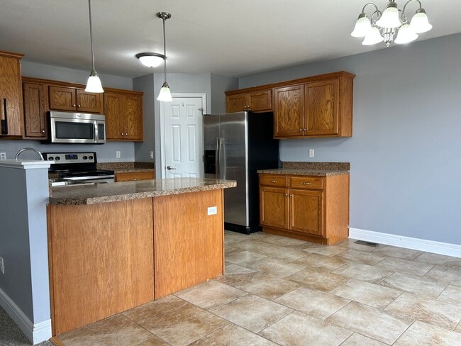 Building Photo - Large Beautiful Home!