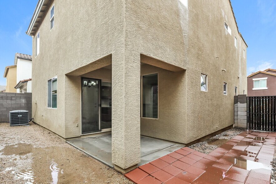 Building Photo - 339 S Travis