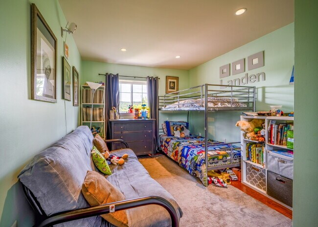 Building Photo - Charming Townhome with Unbeatable Amenities