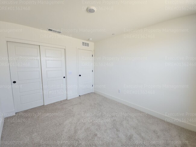 Building Photo - Spacious 5 bedroom/ 3.5 bathroom home REDU...