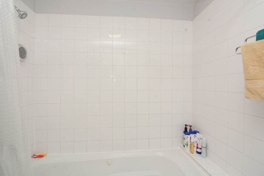 Building Photo - 1722 W Fletcher St