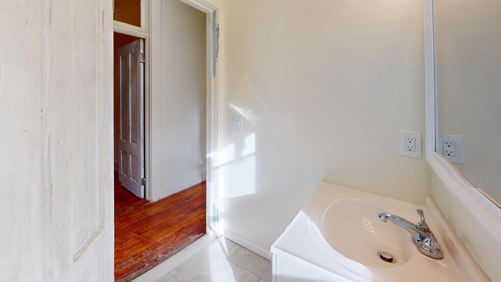 Building Photo - 736 Main St