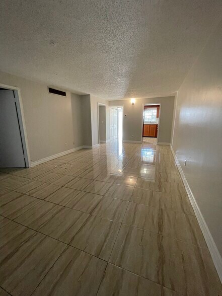 Building Photo - 661 N University Dr