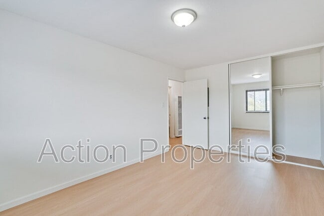 Building Photo - 709 6th Ave