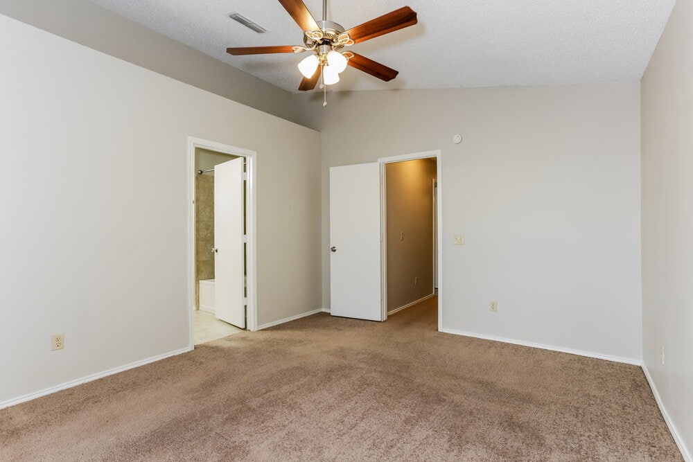 Building Photo - 7024 Wooddale Dr