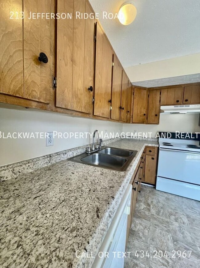 Building Photo - 213 Jefferson Ridge Rd