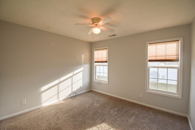 Building Photo - 5 Bedroom 3 Bathroom- Small Pets Okay