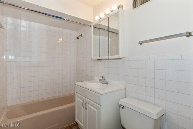 Building Photo - 1924 Broadway St