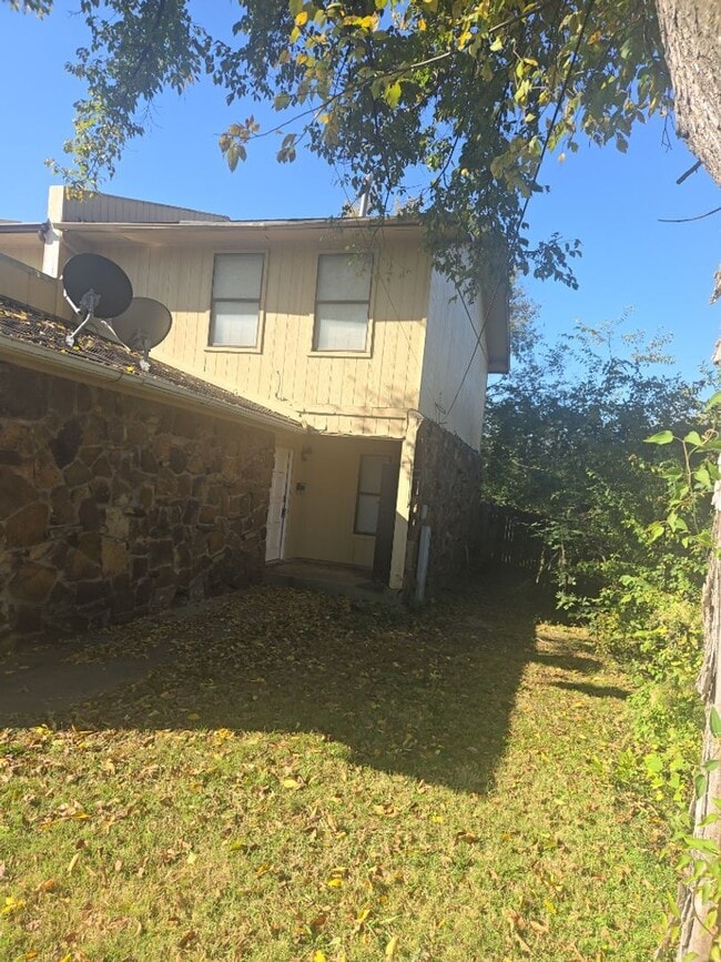 Building Photo - 2564 S Jamestown Ave