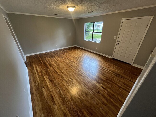 Building Photo - Beautifully Renovated 2 Bed / 1 Bath Home – Modern Upgrades Throughout!