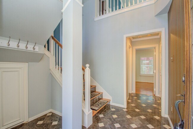 Building Photo - Stunning Three-Bedroom Townhouse Located i...