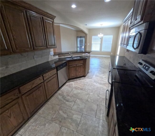 Building Photo - 2902 Lenora Dr