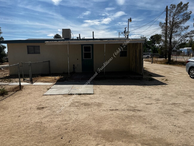 Building Photo - Adorable 2 + 1 in Rosamond