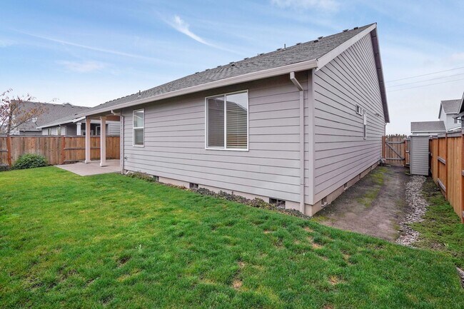 Building Photo - Polished single-level 3 bed, 2 bath home in NE Salem!