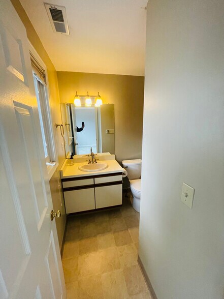 Building Photo - 19 Oak Ridge Dr