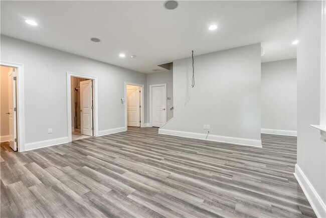 Building Photo - 1124 Holly Ave