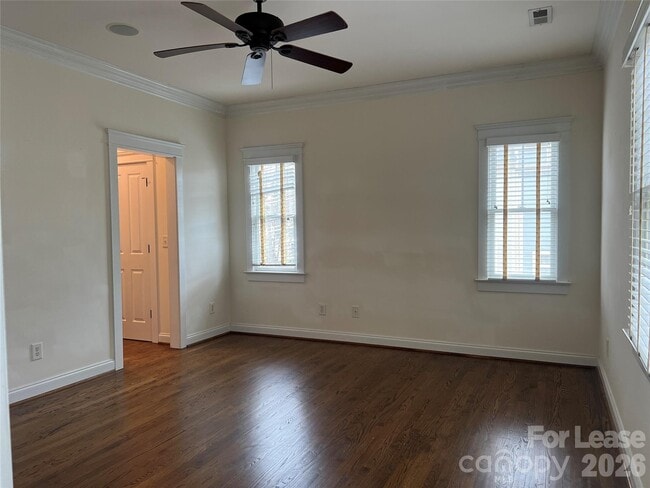 Building Photo - 711 E 9th St