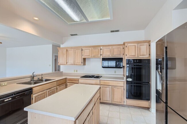 Building Photo - Beautiful 4-bedroom, 3-bath home in the de...