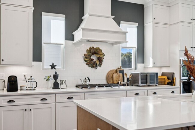 Building Photo - Luxurious living space *Fully furnished an...