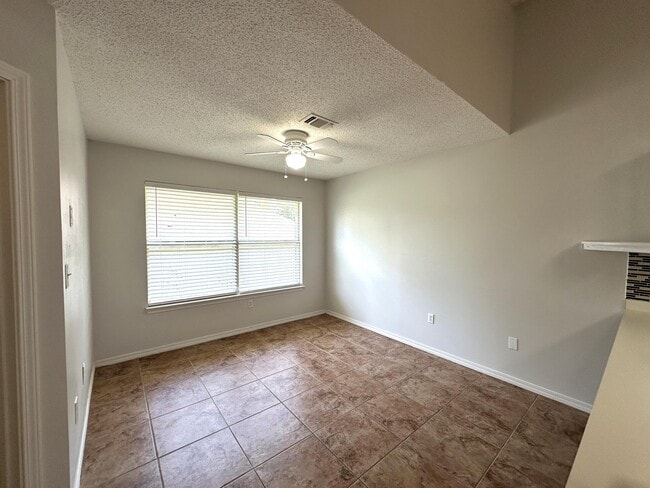 Building Photo - 147 Steeplechase Dr