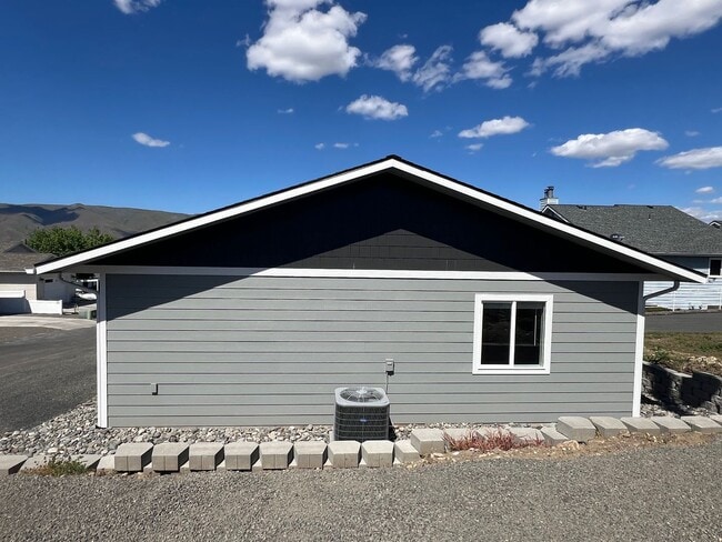 Building Photo - 3 Bedroom Charming Duplex
