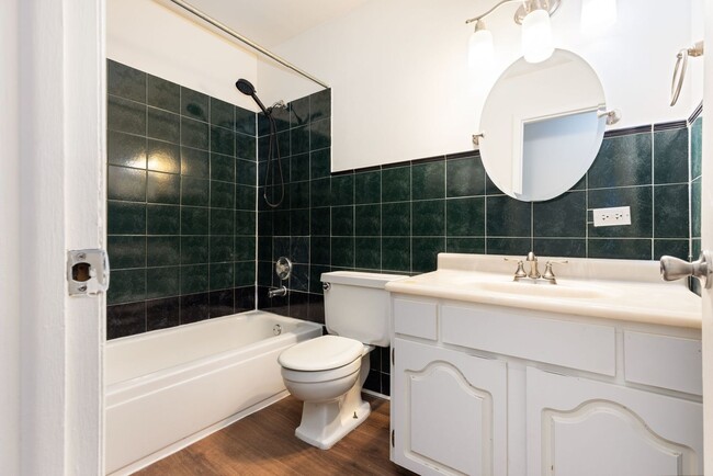 Building Photo - 1353 Kingsbury Dr