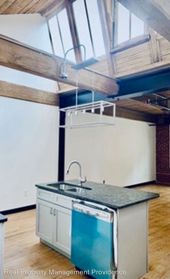 Building Photo - 548 Roosevelt Ave
