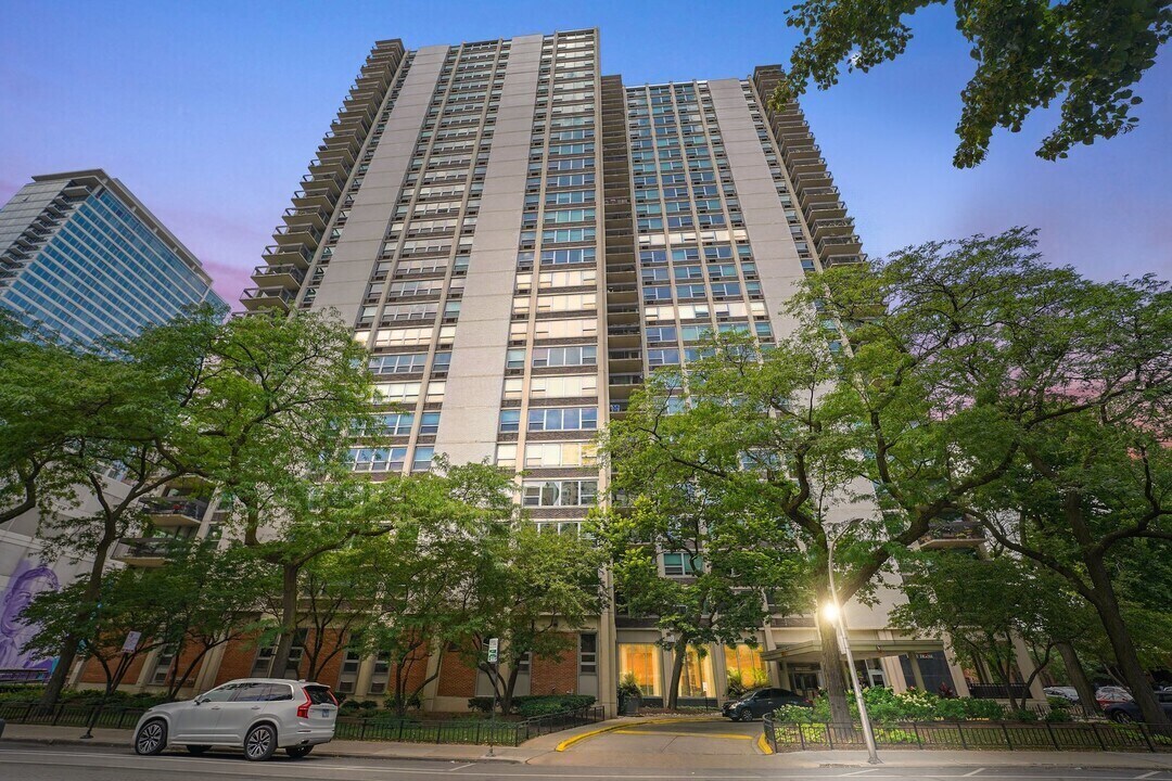 Building Photo - 1255 N Sandburg Terrace