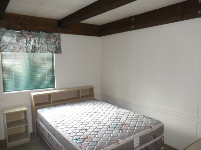 Building Photo - 3 Bedroom - New flooring scheduled!