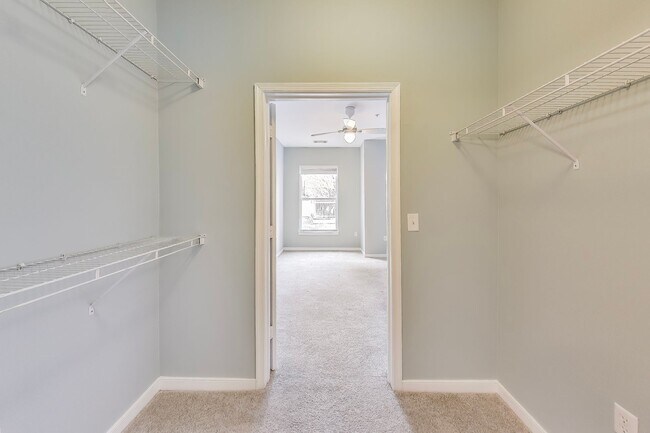 Building Photo - Luxury 1BD/1BA condo steps to SS METRO