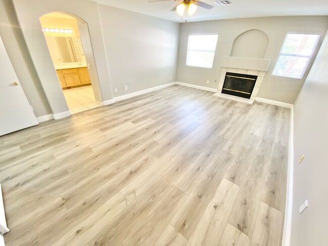 Building Photo - STUNNING 2 BEDROOMS 2.5 BATHROOMS TWO STORY TOWNHOUSE IN GATED COMMUNITY!
