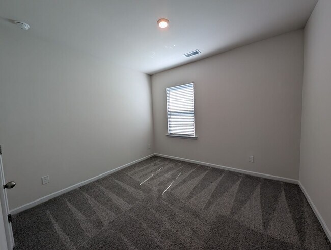 Building Photo - Spacious 2 story, 5 bedroom, 3 bath Home located in Secrest Commons Community!