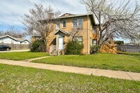 Building Photo - Charming 2-Bed, 1-Bath Upstairs Duplex Near the Paseo District * * * $350 MOVE-IN SPECIAL * * *