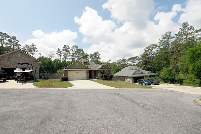 Building Photo - Pool Home in Niceville