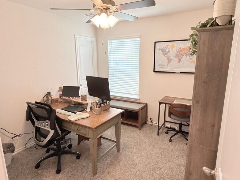 Building Photo - 403 Silverbirch Dr