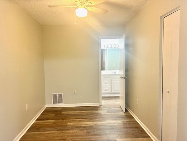 Building Photo - 1/1 WITH BALCONY - CLOSE TO SHOPPING/COLLEGES/BEACHES