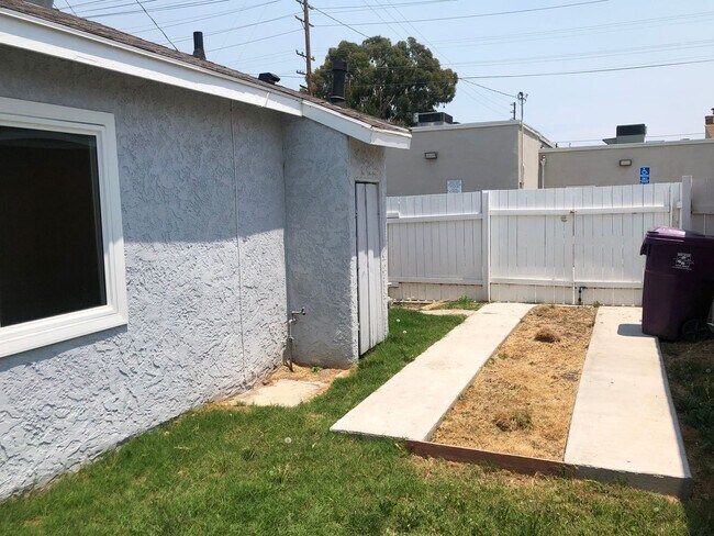 Building Photo - 5890 Gardenia Ave