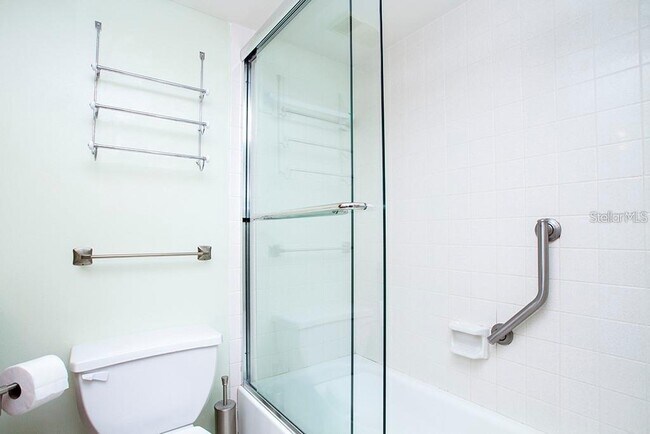 Building Photo - 2900 Cove Cay Dr