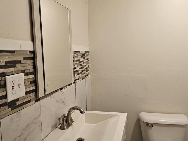 Building Photo - 25 N Marguerite Ave