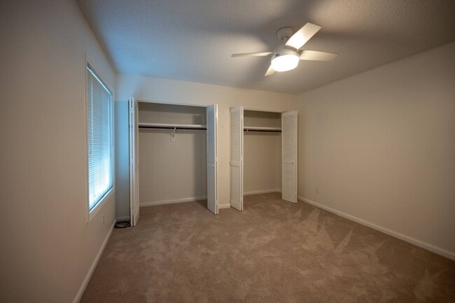 Building Photo - Beautifully Updated 2-Bedroom Condo in Fiv...