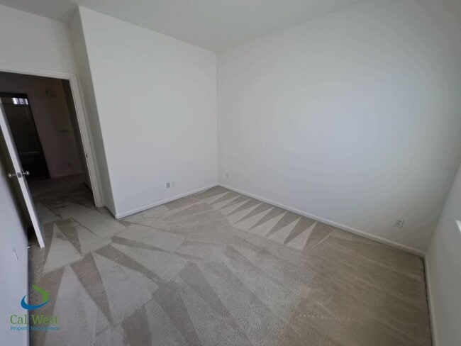 Building Photo - $5295 - 2 Story, 4 bed - 2 Bath Home in se...