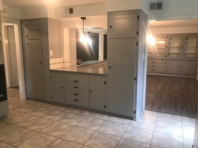 Building Photo - RECENTLY REMODELED BIG 4 BEDROOM 2 BATH LE...