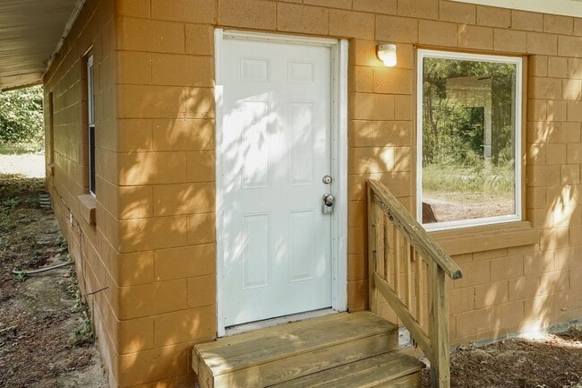 Building Photo - Two Bedroom Home