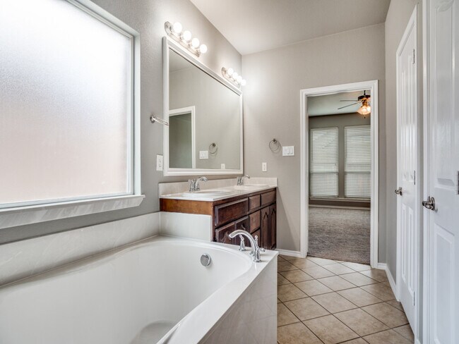 Building Photo - 3220 Hornbeam St