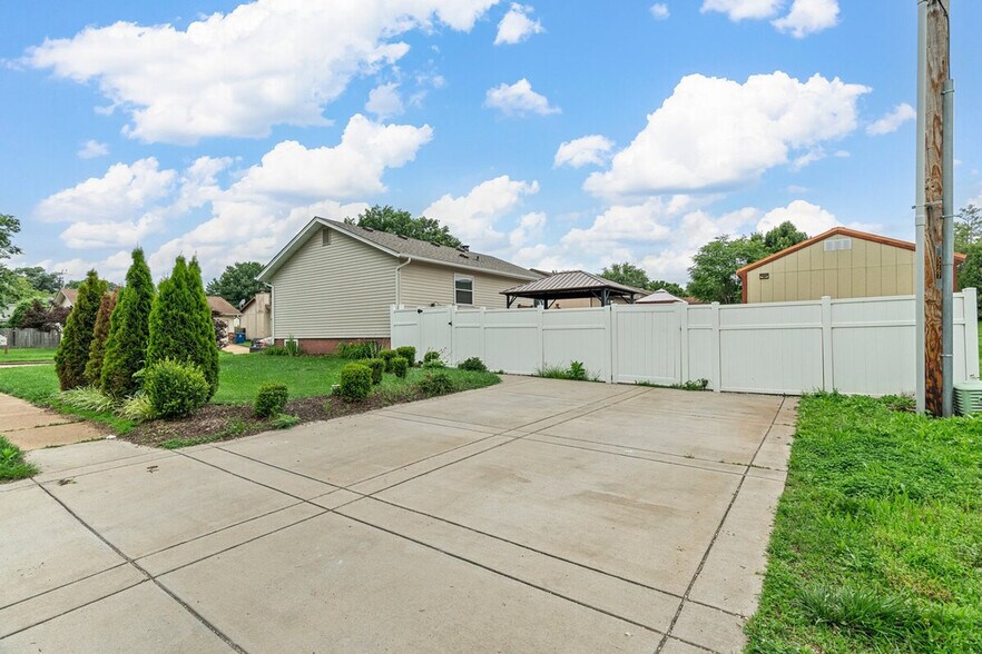 Building Photo - 803 Matthews Dr
