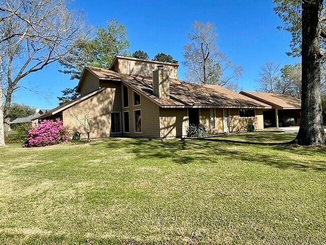 Building Photo - Spacious 3BR/2.5BA Retreat in Briarwood Es...